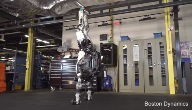 Робот від Boston Dynamics вже стрибає, перекидається і стає на руки