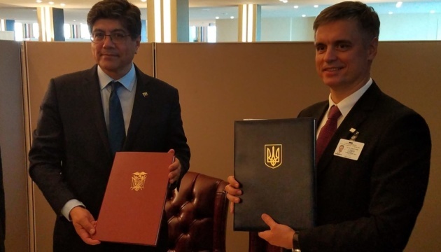 Ucrania y Ecuador firman acuerdo de exención de visados