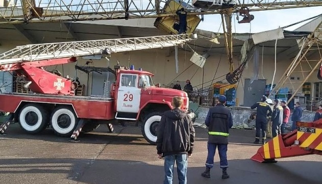 Будівельний кран упав на супермаркет у Львові