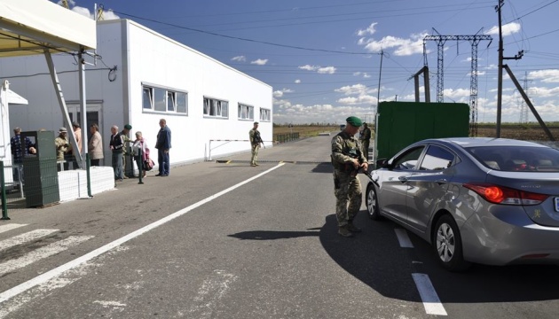 У пунктах пропуску на Донбасі в чергах — понад 300 авто