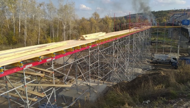 Біля Станиці завершили монтаж металевих опор тимчасового мосту