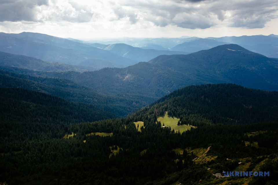 Краєвиди, що відкриваються зі схилів гори Петрос / Фото: Сергій Гудак, Укрінформ