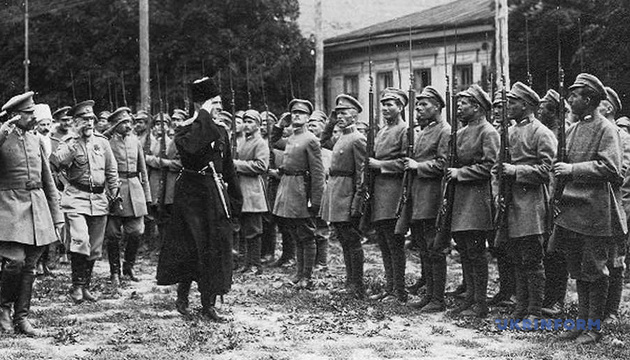 Гетьман Соропадській зі штабом оглядає Сірожупанну дивізію, серпень 1918 року