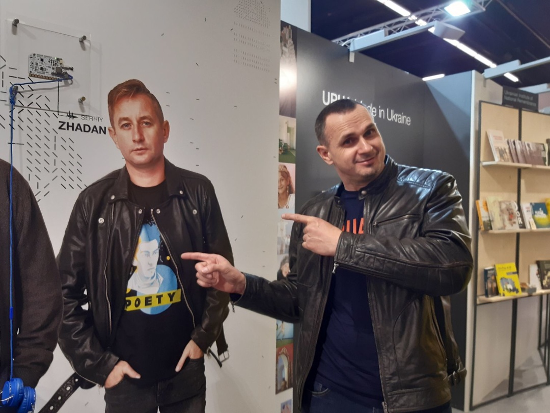 На украинском стенде франкфуртской книжной ярмарки. Фото с Жаданом На украинском стенде франкфуртской книжной ярмарки. Фото с Жаданом
