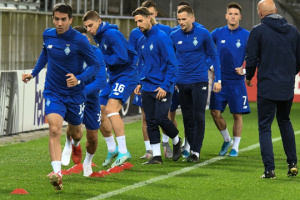 Jugadores del Dynamo prueban el césped del estadio Kibunpark en Suiza