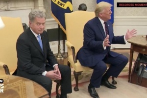 Трамп ляснув президента Фінляндії по коліну - тому не сподобалося