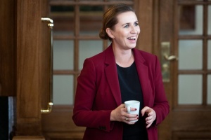 Прем'єр-міністр Данії розсмішила парламент розповіддю про дружбу слона і верблюда