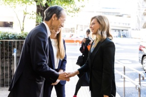 Olena Zelenska en Tokio visita el Centro de Salud para Niños y Familias