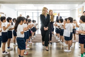 オレーナ大統領夫人、日本の小学校を訪問