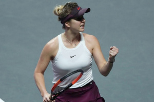 Svitolina pasa a las semifinales de las Finales de la WTA tras derrotar a Halep