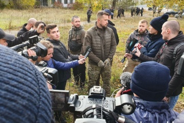 Добровольців, які прямують у Золоте, пропустили через блокпост у Кремінній