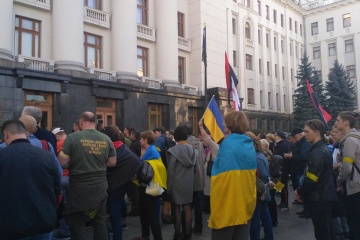 Під Офісом Президента вимагають зупинити розведення військ