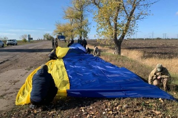 У бік окупованого Донецька запустили прапор України та листівки