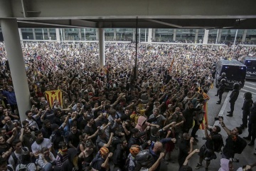 Из-за протестов в Барселоне пострадали 56 человек, более 100 рейсов отменены