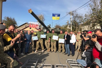 У Коломиї четверо атлетів протягли танк на відстань 3 м 35 см і встановили рекорд