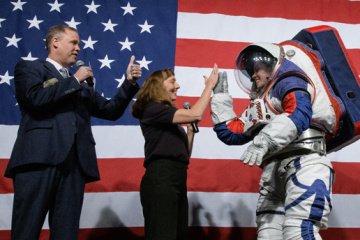 У NASA показали скафандри для польотів на Місяць і Марс