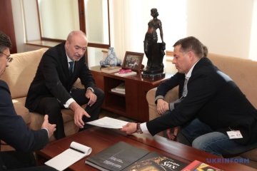Сущенко передав листа Макрону