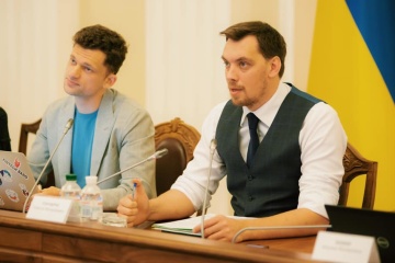 Школи, дитсадки, лікарні: Гончарук назвав місцевій владі дедлайн для проєктів