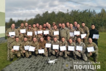 Льотні книжки операторів безпілотників отримали 140 поліцейських