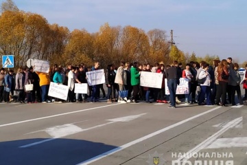 На Житомирщині вчителі блокували міжнародну трасу через зарплатні борги