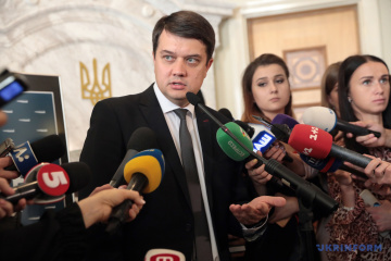 Години запитань до уряду не буде, Кабмін на консультаціях — Разумков