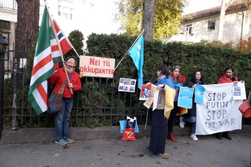 “Ні окупантам на нашому ювілеї Перемоги!”: українці Норвегії протестували проти візиту Лаврова
