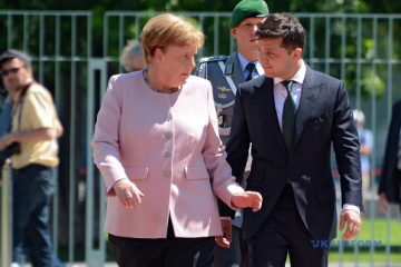 Präsident Selenskyj telefoniert mit Merkel