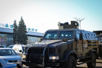 В аеропорту Дніпра - антитерористичні навчання з собаками і бронетехнікою