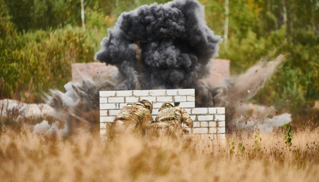 W Donbasie okupanci strzelają z zakazanych moździerzy, dwóch obrońców zginęło 