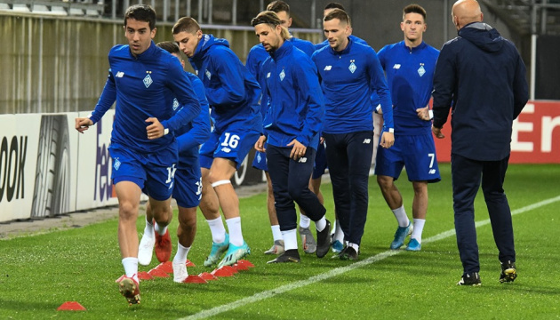 Jugadores del Dynamo prueban el césped del estadio Kibunpark en Suiza