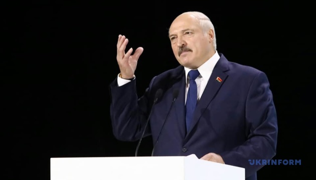 Лукашенко пояснив відмову від карантину необхідністю 
