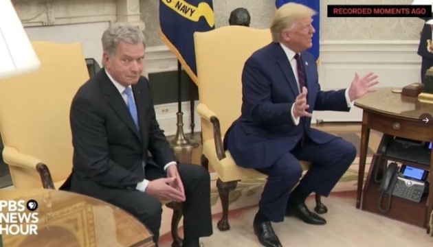 Трамп ляснув президента Фінляндії по коліну - тому не сподобалося