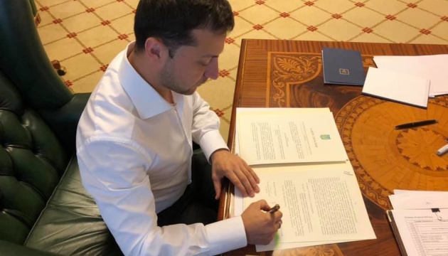 Zelensky signs amendments to law on public procurement
