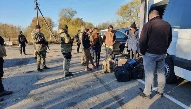 На блокпосту сталися сутички між поліцією та добровольцями, які їдуть у Золоте