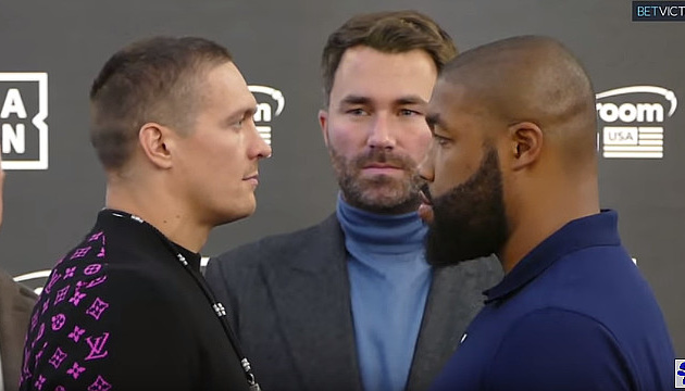 Usyk, Witherspoon meet face to face