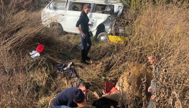 На Буковині автобус зіткнувся з маршруткою, серед постраждалих — четверо дітей На Буковині автобус зіткнувся з маршруткою, серед постраждалих — четверо дітей
