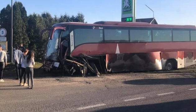 На Львівщині потрапив у ДТП автобус з іноземними туристами, є загиблий