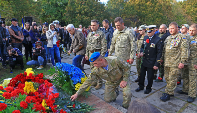 Пам'ять загиблих захисників в Одесі вшанували квітами та молебнем