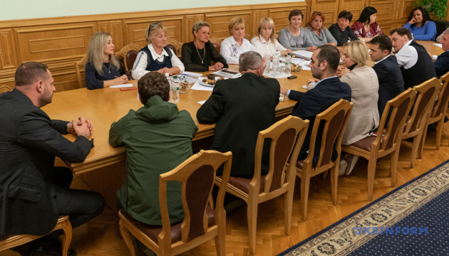 Zelensky meets with relatives of soldiers killed in Donbas