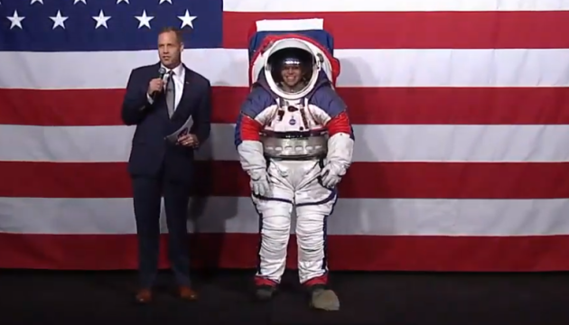 В NASA показали скафандры для полетов на Луну и Марс В NASA показали скафандры для полетов на Луну и Марс