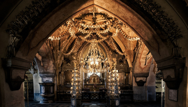 Туристам заборонять фотографувати в чеській церкві з кісток