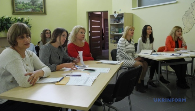 Як не боятись публічних виступів: у Чернівцях провели тренінг для жінок-лідерів громад Як не боятись публічних виступів: у Чернівцях провели тренінг для жінок-лідерів громад