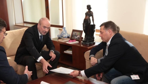 Sushchenko hands over letter to Macron