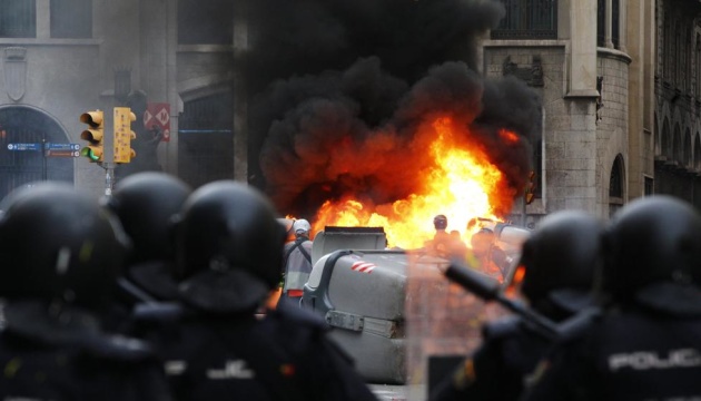 У Барселоні поліція стріляла у протестувальників гумовими кулями