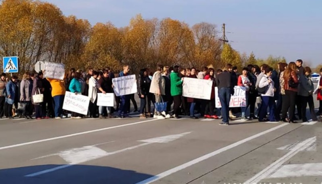 На Житомирщині вчителі блокували міжнародну трасу через зарплатні борги