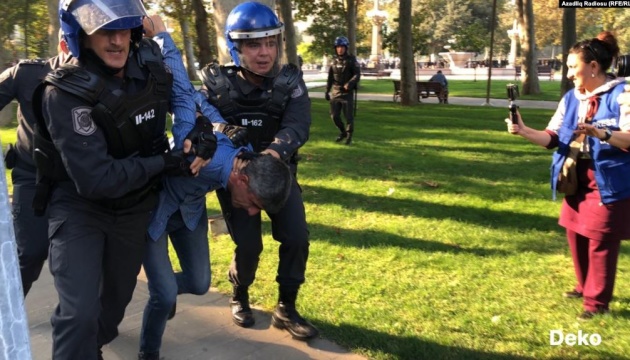 У Баку поліція затримала десятки активістів перед акцією протесту