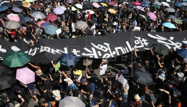 У Гонконгу поновилися протести - на вулиці вийшли тисячі людей