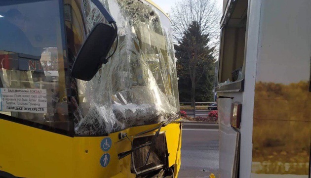 У Львові зіткнулися дві маршрутки, постраждали пасажири