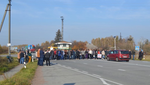 Вчителям, які перекривали на Житомирщині трасу, виплатять зарплату – голова ОДА Вчителям, які перекривали на Житомирщині трасу, виплатять зарплату – голова ОДА