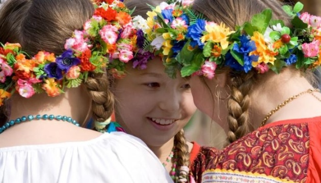 У Пекіні навчали майстерності плетіння українських віночків